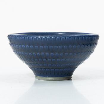 Kåge Verkstad, a set of three ceramic bowls and a small dish, Gustavsberg, Sweden, 1957-61.