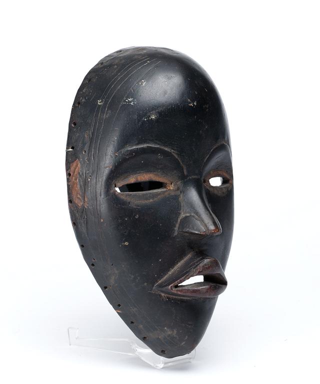 DANSMASK. Trä. Dan-stammen. Côte d'Ivoire (Elfenbenskusten) omkring 1950. Höjd 25,5 cm.