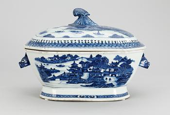 334. A blue and white tureen and cover, Qing dynasty, Qianlong (1736-95).