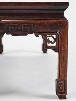 Bord, hardwood. Qingdynastin, 1800-tal.