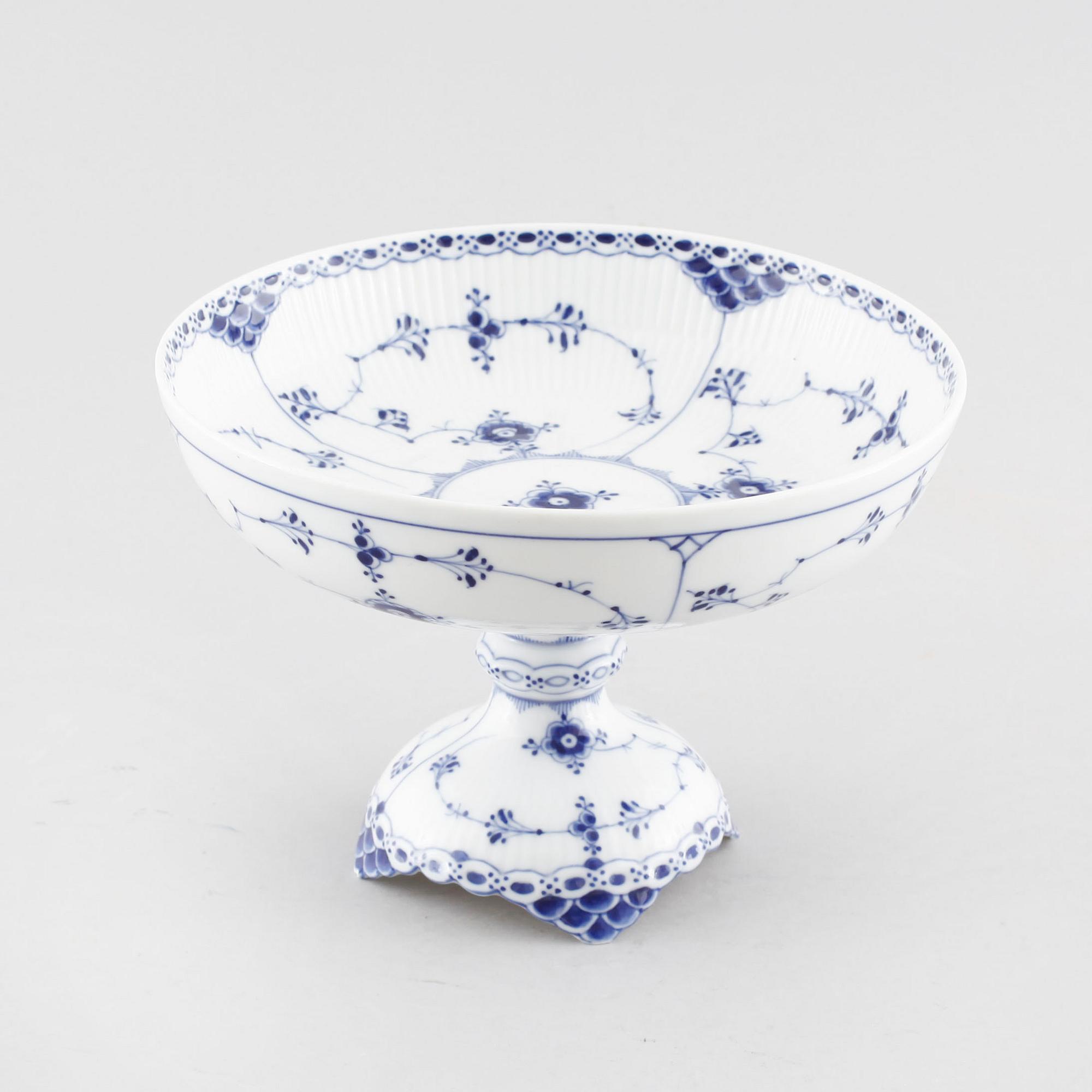 A porcelain coffee set of 29 pcs, 'Musselmalet', Royal Copenhagen, Denmark, first half of the 20th century.