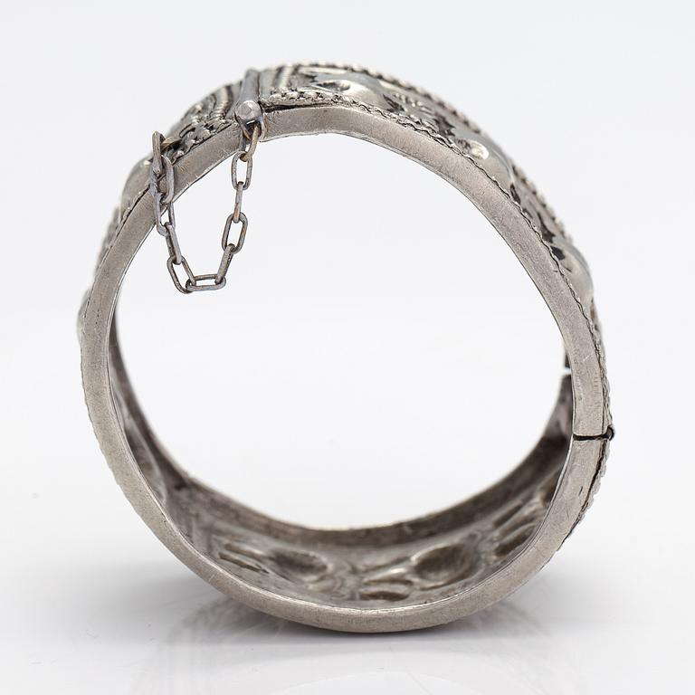Armband "Björn", vitmetall. Kalevala Koru, Helsingfors.