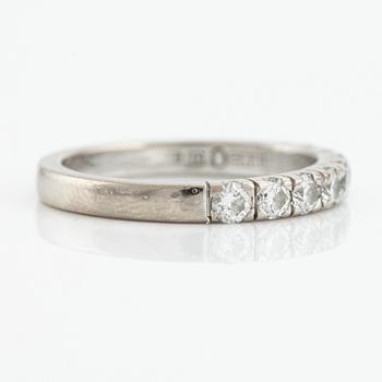 An 18K white gold ring set with round brilliant-cut diamonds.