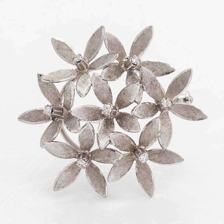 An 18K white gold brooch with diamonds ca. 0.10 ct in total. Unoarre, Italy.