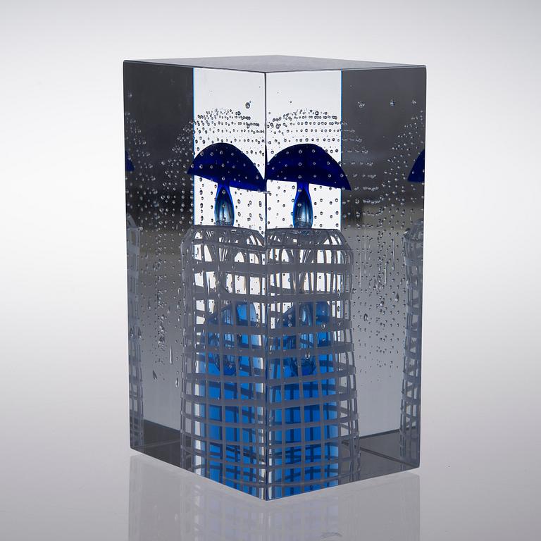 OIVA TOIKKA, A GLASS CUBE. Signed Oiva Toikka, Nuutajärvi.