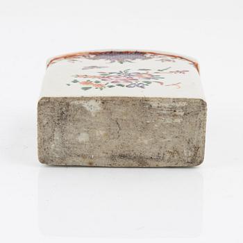 A famille rose tea caddy, Qing dynasty, Qianlong (1736-95).