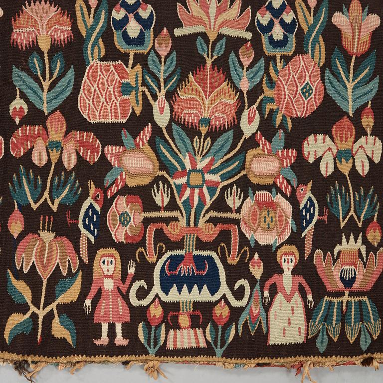 A CARRIAGE CUSHION. Tapestry weave. "Urnor och par". 48,5 x 101,5 cm. Southern Scania, Sweden, 19th century.