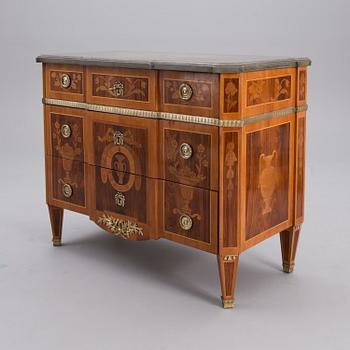 A SWEDISH CHEST OF DRAWERS, gustavian style, middle of the 19th century.