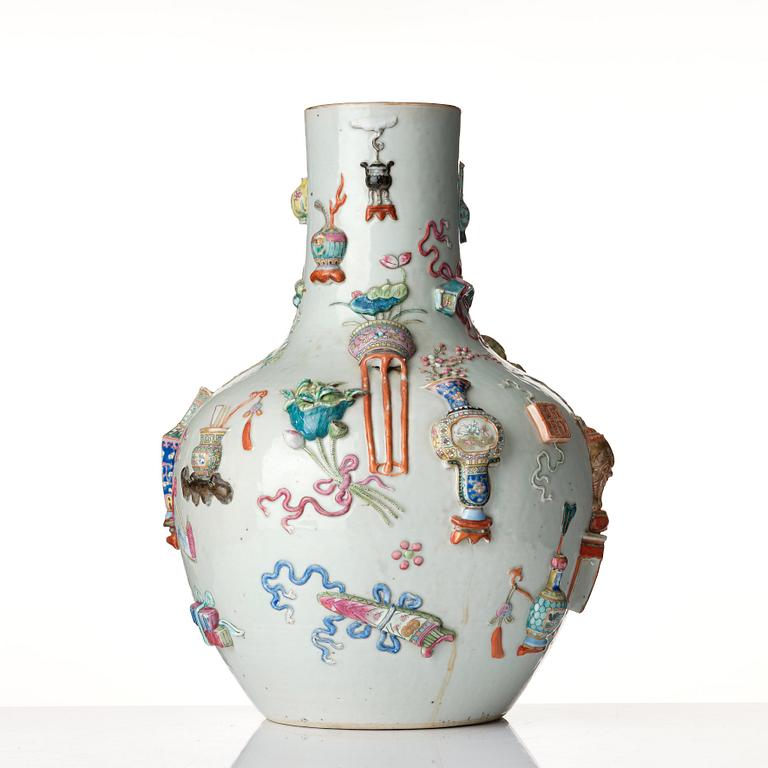 Praktvas, porslin. Qingdynastin, 1800-tal.