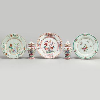 A set of three famille rose plates and two minature vases with covers, Qing dynasyt, Qianlong (1736-95).