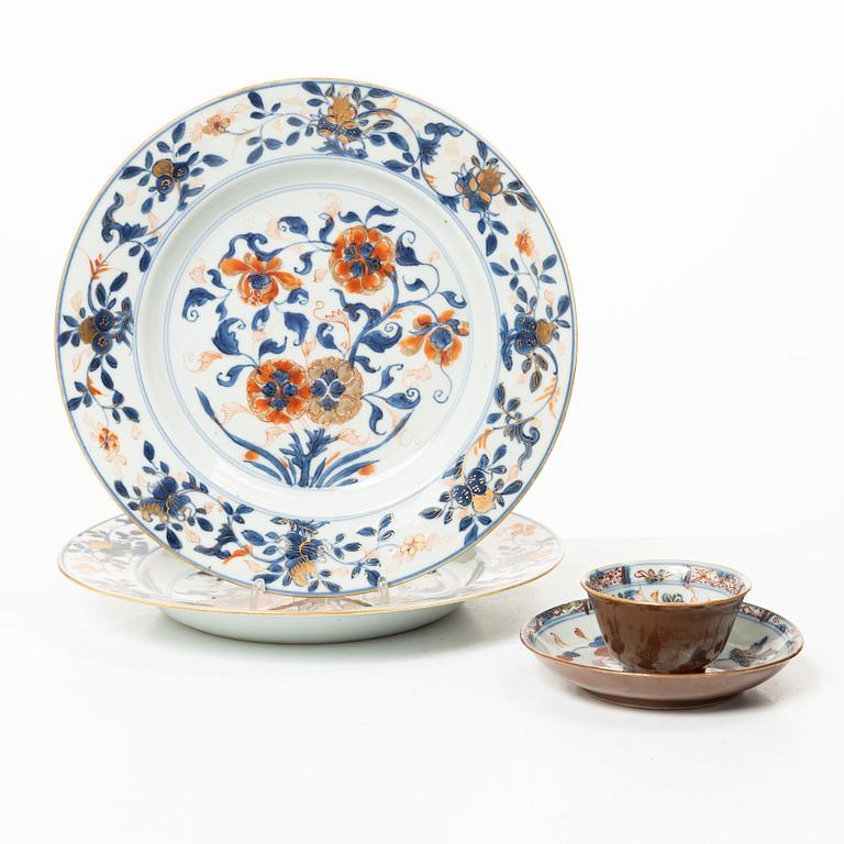 An imari cup with saucer and two dinner plates, Qing dynasty, Kangxi (1662-1722).