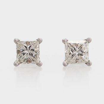 Örhängen, prinsesslipade diamanter totalt ca 1,00 ct, 14K vitguld.