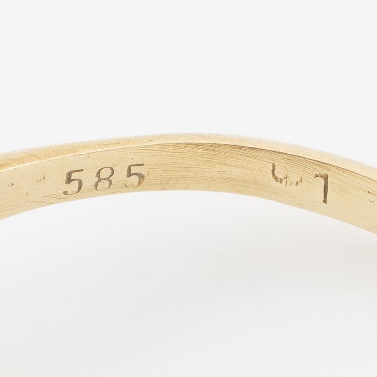 Ring, 14K gold in the shape of a dolphin.