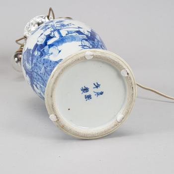 A blue and white figural vase turned into a table lamp, Qing dynasty, Guangxu (1872-1908).