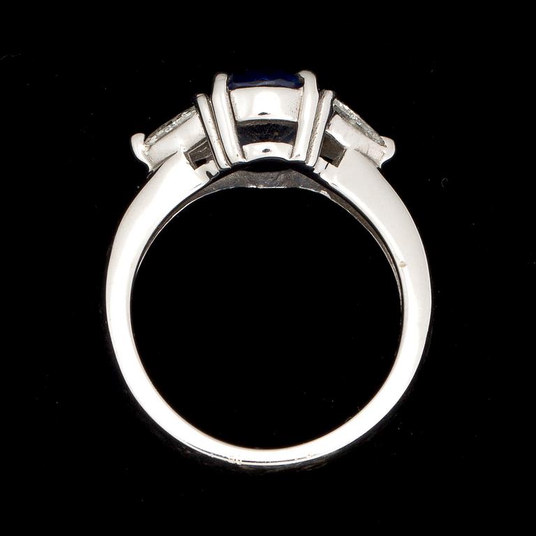 RING, platina, safir, triangelslipade diamanter, ca 0.50ct, Vikt ca 4g.