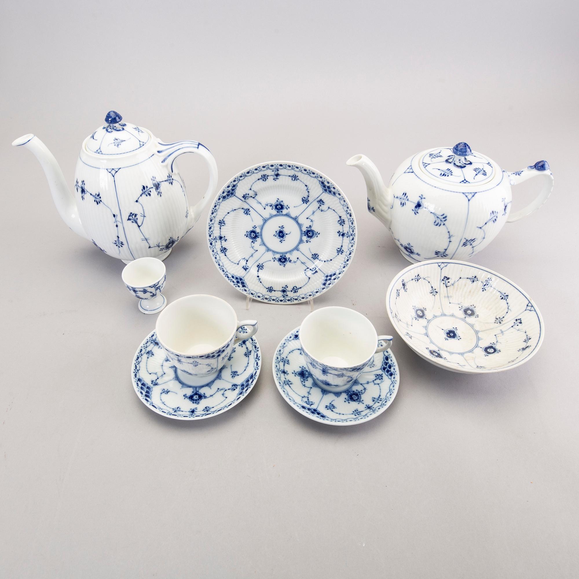 A 24 pcs Musselmalet service from Royal Copenhagen Denmark porcelain first half of the 20th century.