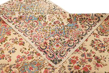 An antique Kirman carpet, a. 310 x 210 cm.