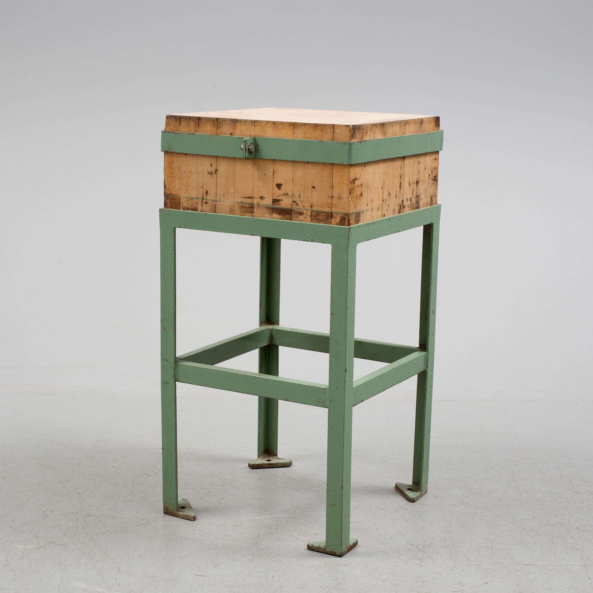 STYCKBÄNK/HUGGKUBBE, 1900-tal.