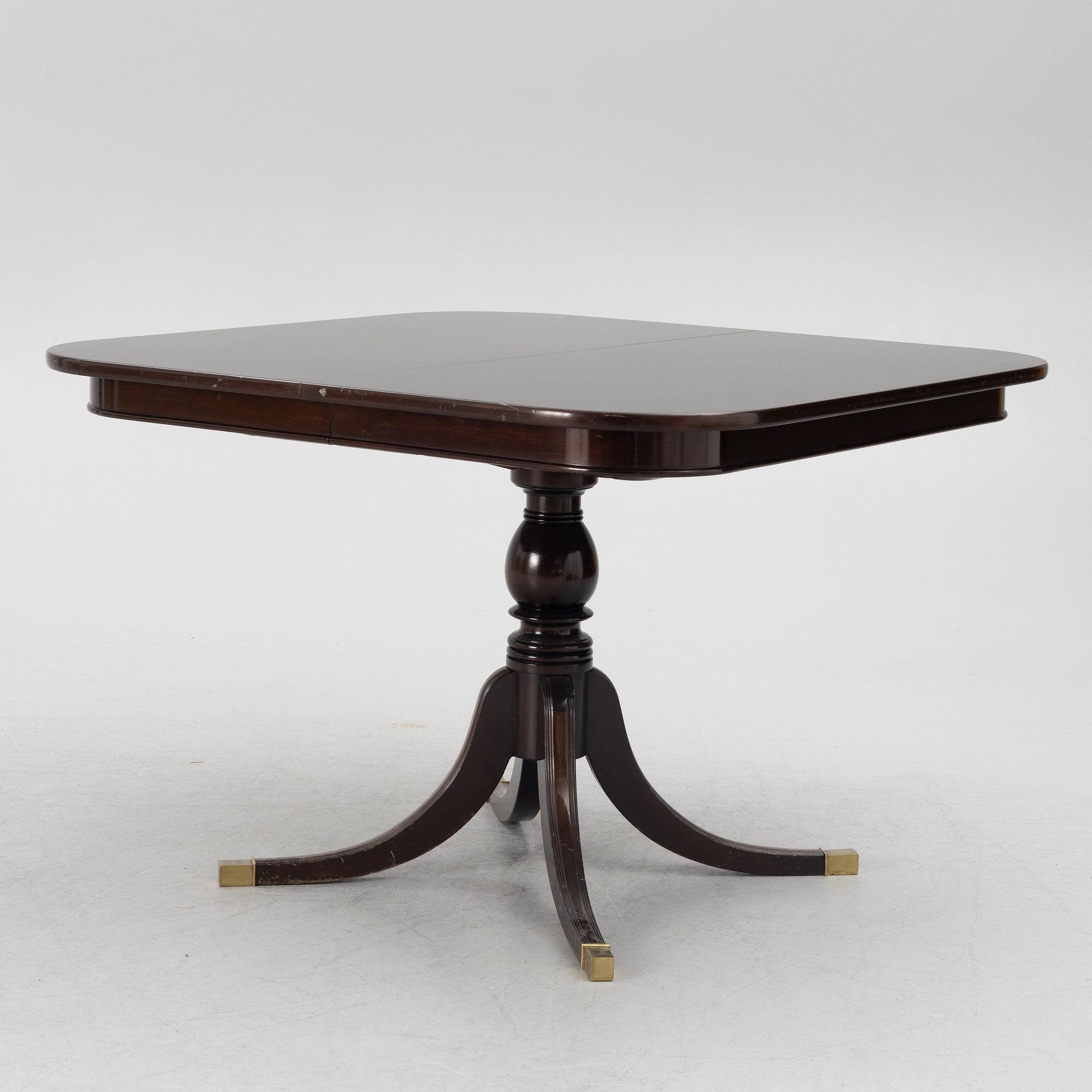 An English style dining table, 20th century.