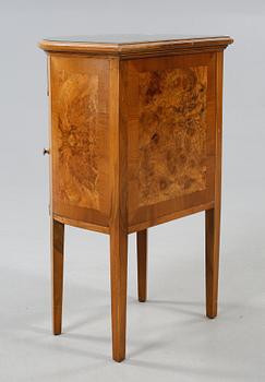 SÄNGBORD/POTTSKÅP, omkring 1900-talets mitt.