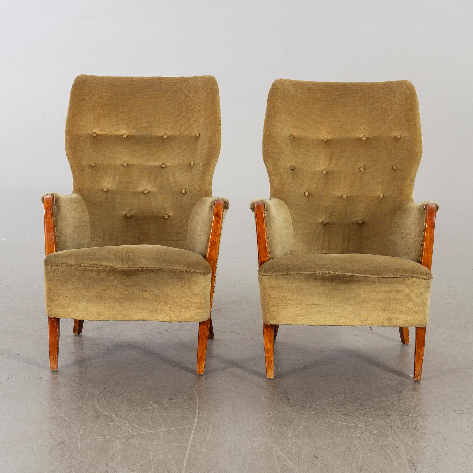 A pair of first half of the 20th century lounge chairs.