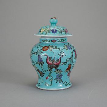 URNA MED LOCK, porslin, Kina, 1900-tal.