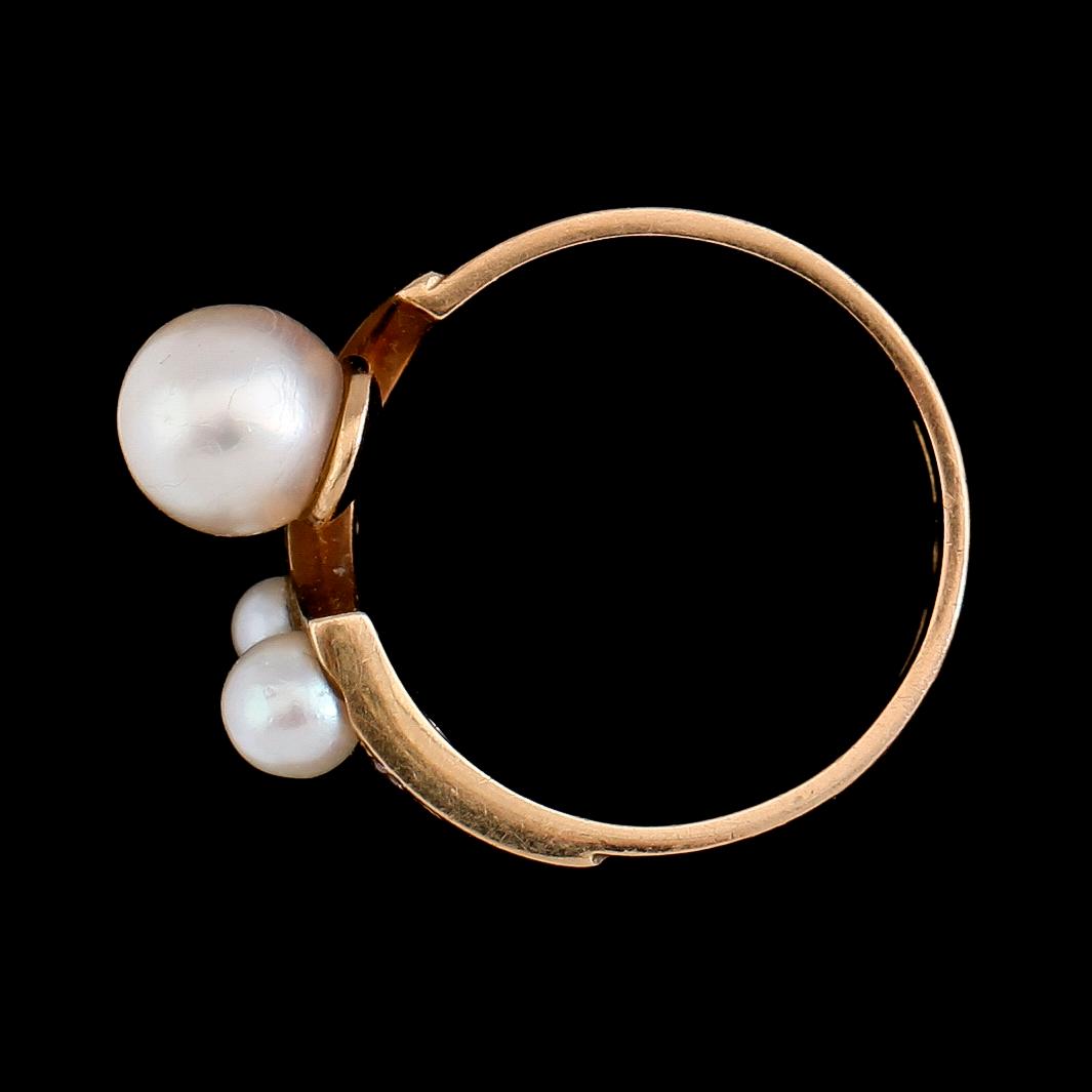 RING, 18K guld, vita stenar och odlade pärlor. Vikt ca 5 g.