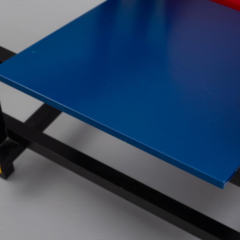 Gerrit Rietveld, fåtölj, "Red and blue chair", Cassina, formgiven 1918.