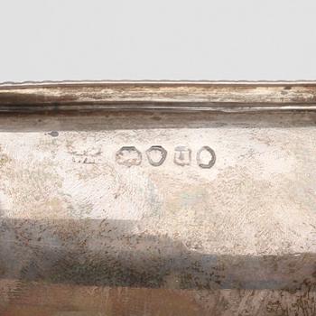 SALTKAR samt SKÅL, silver, London, 1835 respektive 1899. Totalvikt ca 165 gram.
