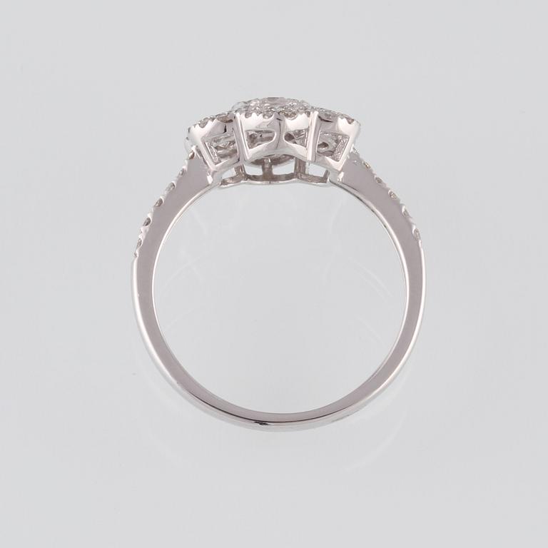 RING, 18K vitguld med briljantslipade diamanter ca 0.82 ct.