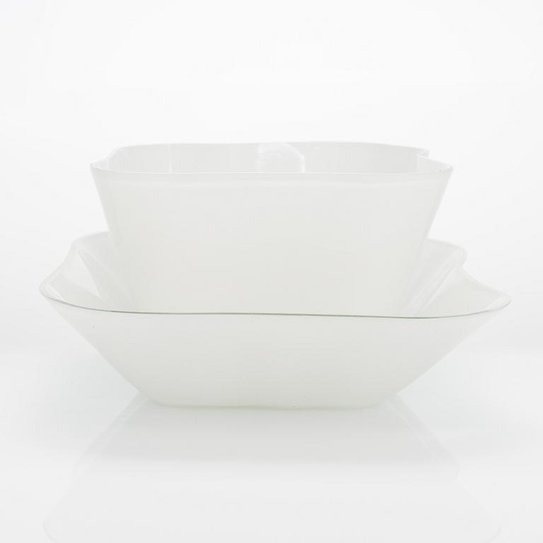 Alvar Aalto, glasskulptur, 2 delar av "Aalto-blomman", signerad Alvar Aalto Iittala. 1950-tal.