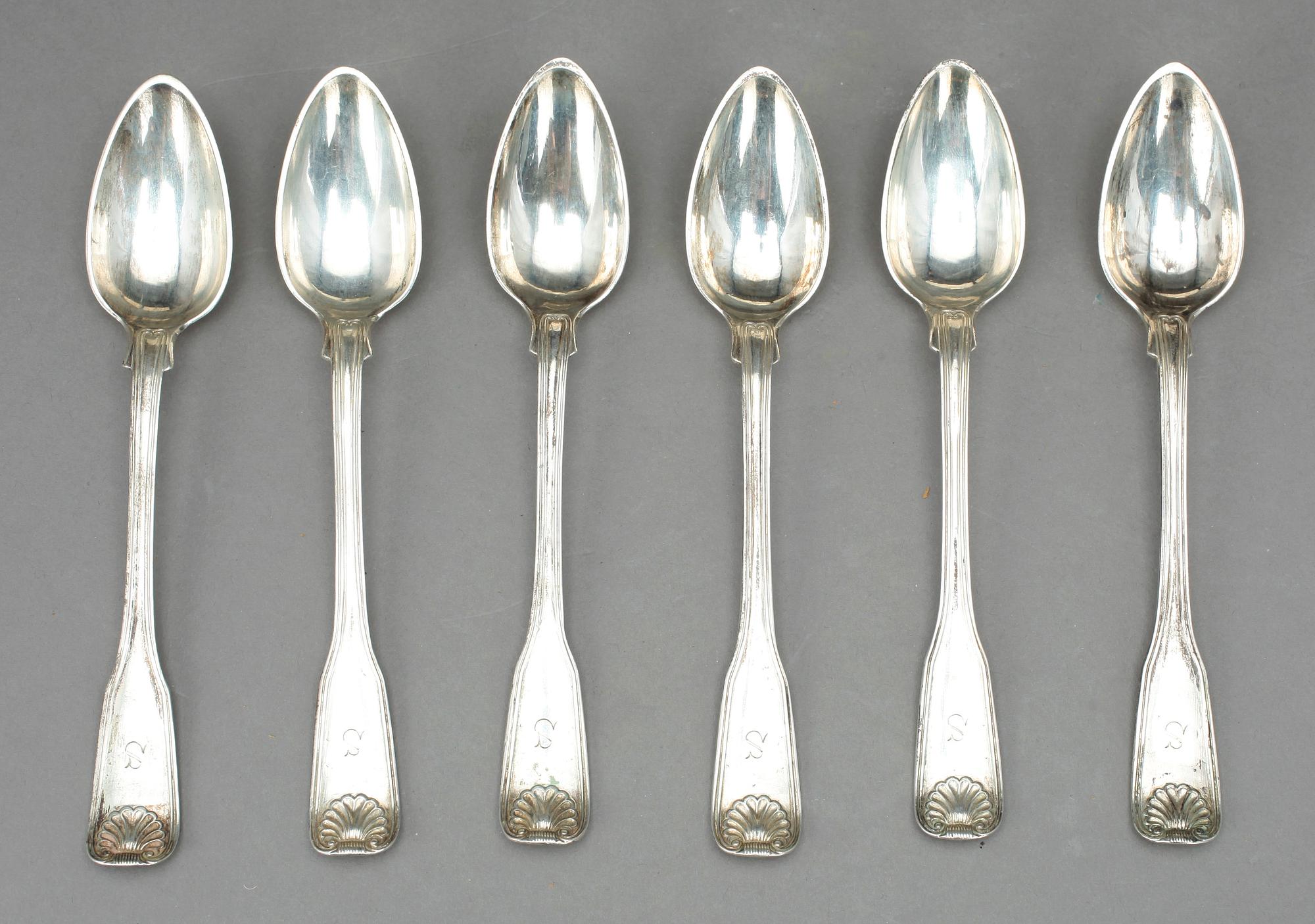 KAFFESKEDAR OCH TESKEDAR SAMT BÄGARE OCH SERVETTRING, silver, 1900-tal. Tot ca 522 gram.