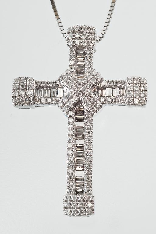 A DIAMOND PENDANT WITH CHAIN.