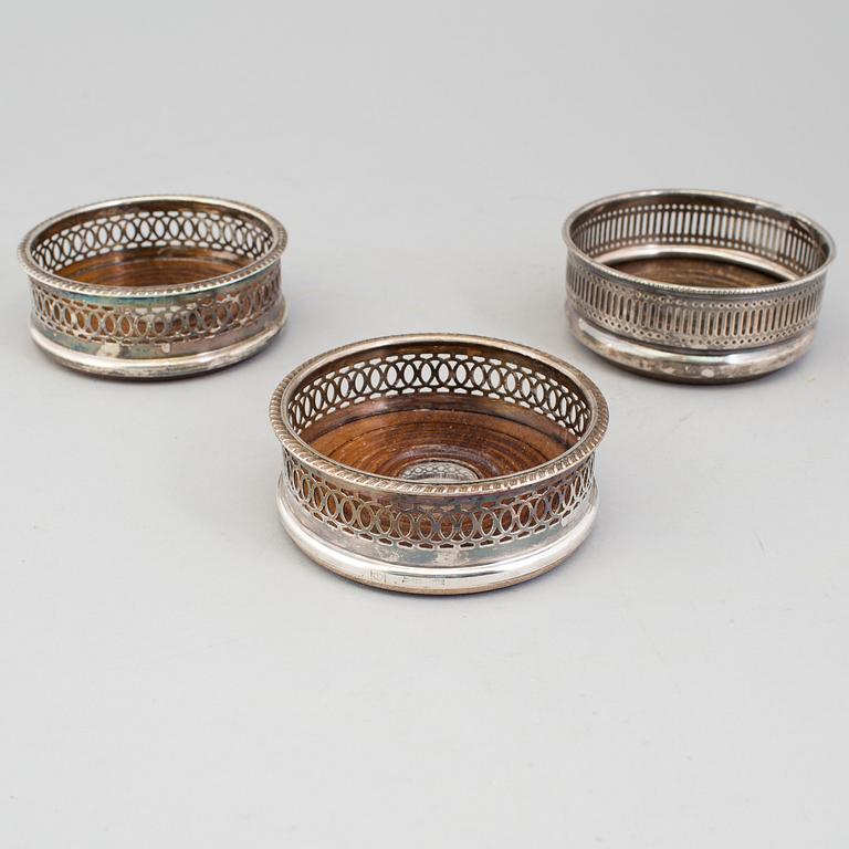 A lot of 3 SILVERPLATED COASTERS
20th century.
