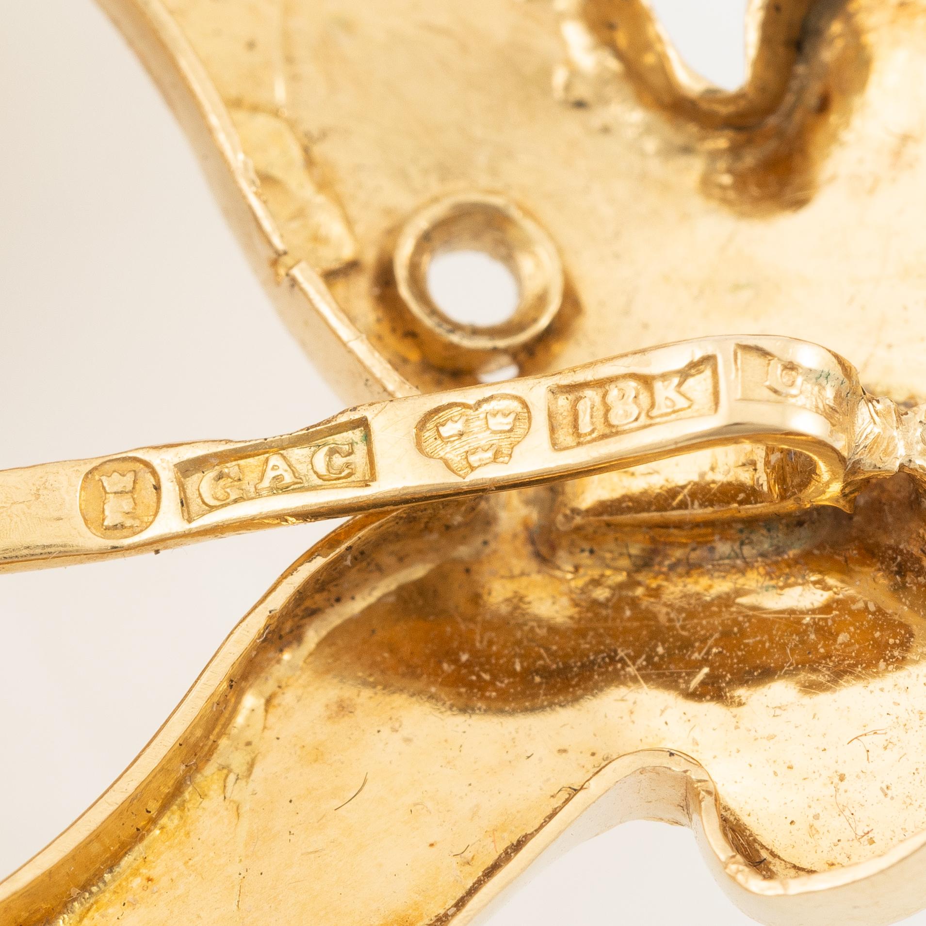 Två broscher 18K guld med färgstenar,  1800-tal.