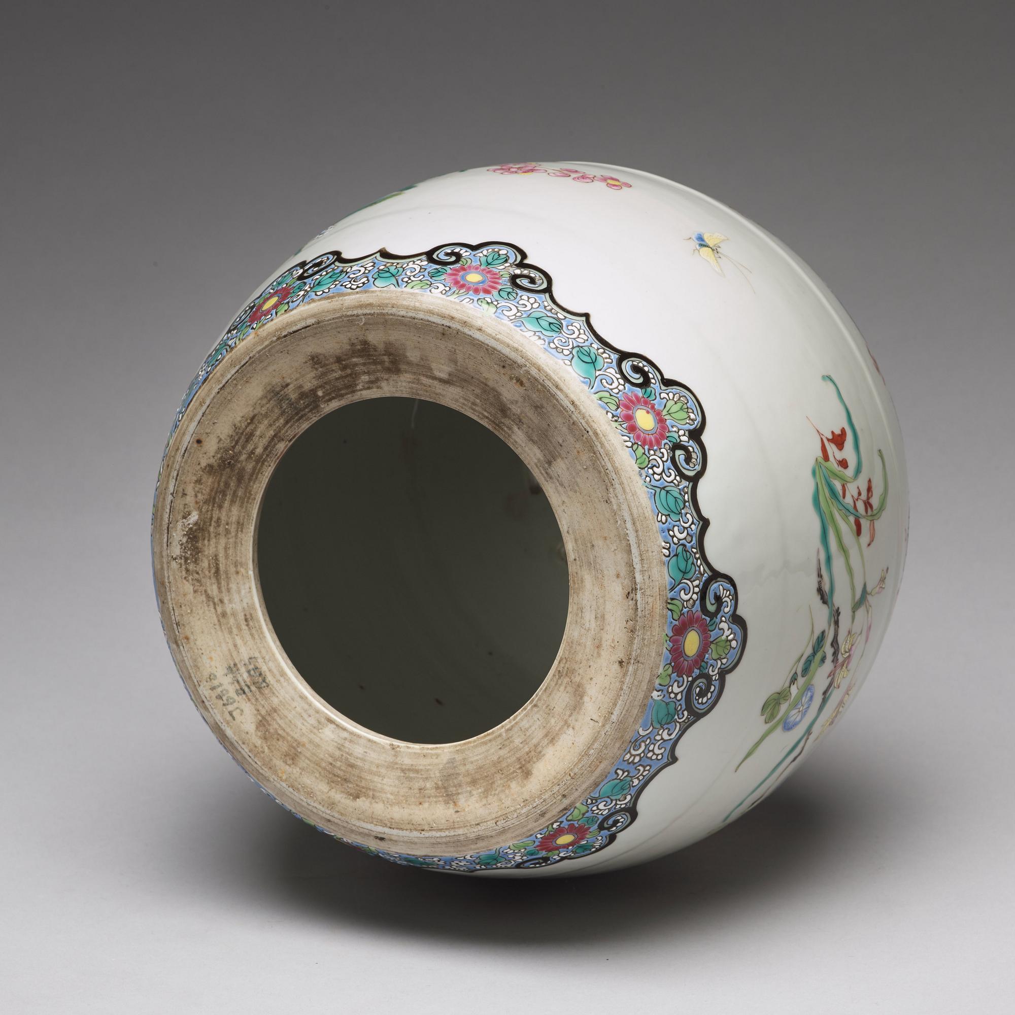 A small famille rose garden seat/stand, Qing dynasty, circa 1900.