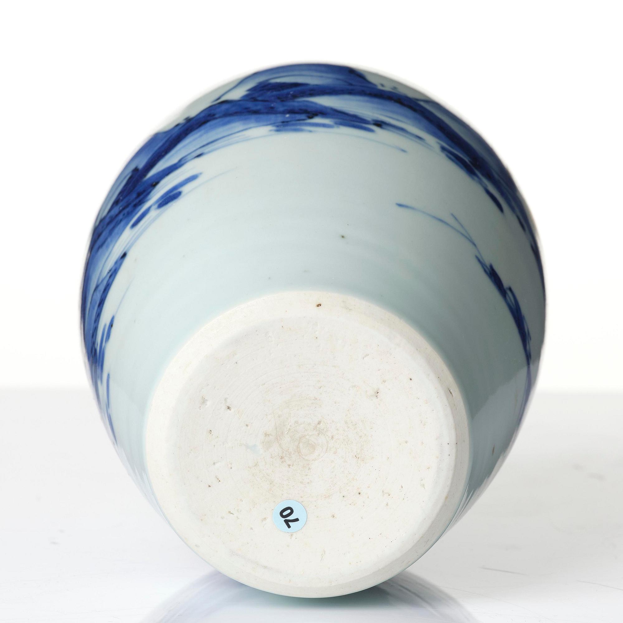 A blue and white 'landscape' vase, Transition, 17th century.
