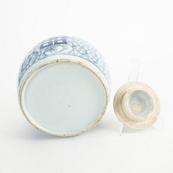 A blue and white jar, Qingdynasty, 19th Century.