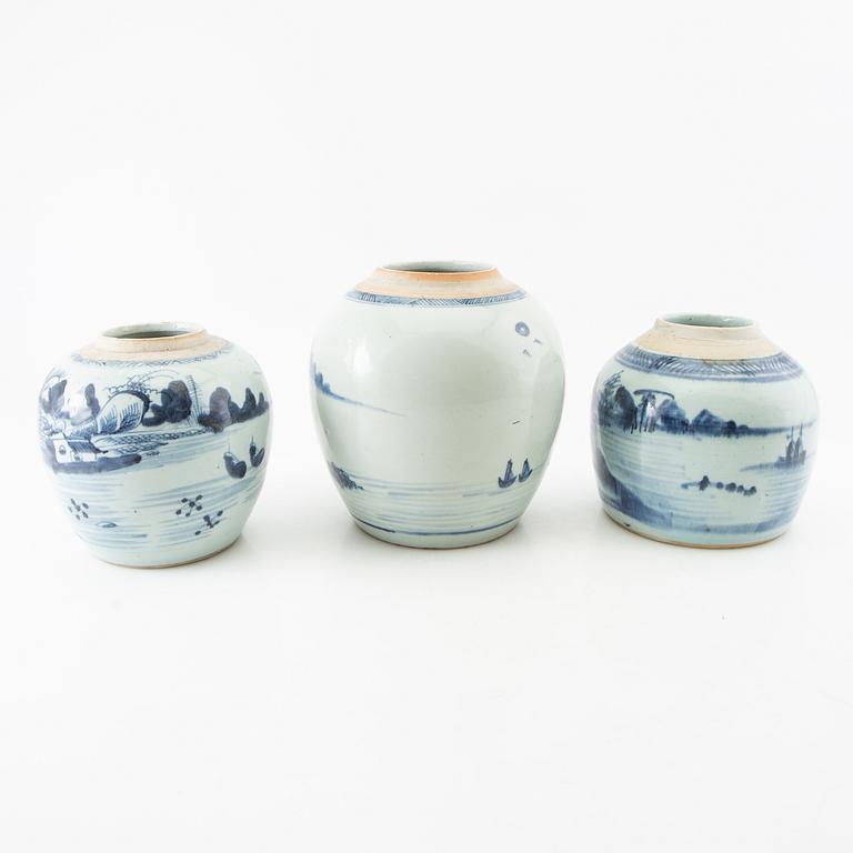 A set of three Chinese blue and white porcelain jars 18th/19th century.