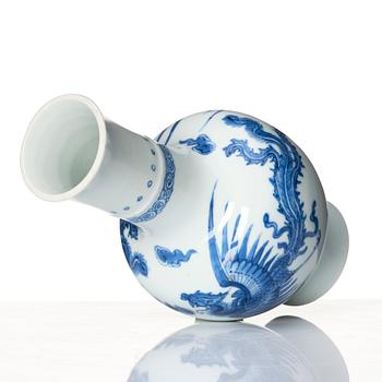 A blue and white vase, Qing dynasty, Kangxi (1662-1722).