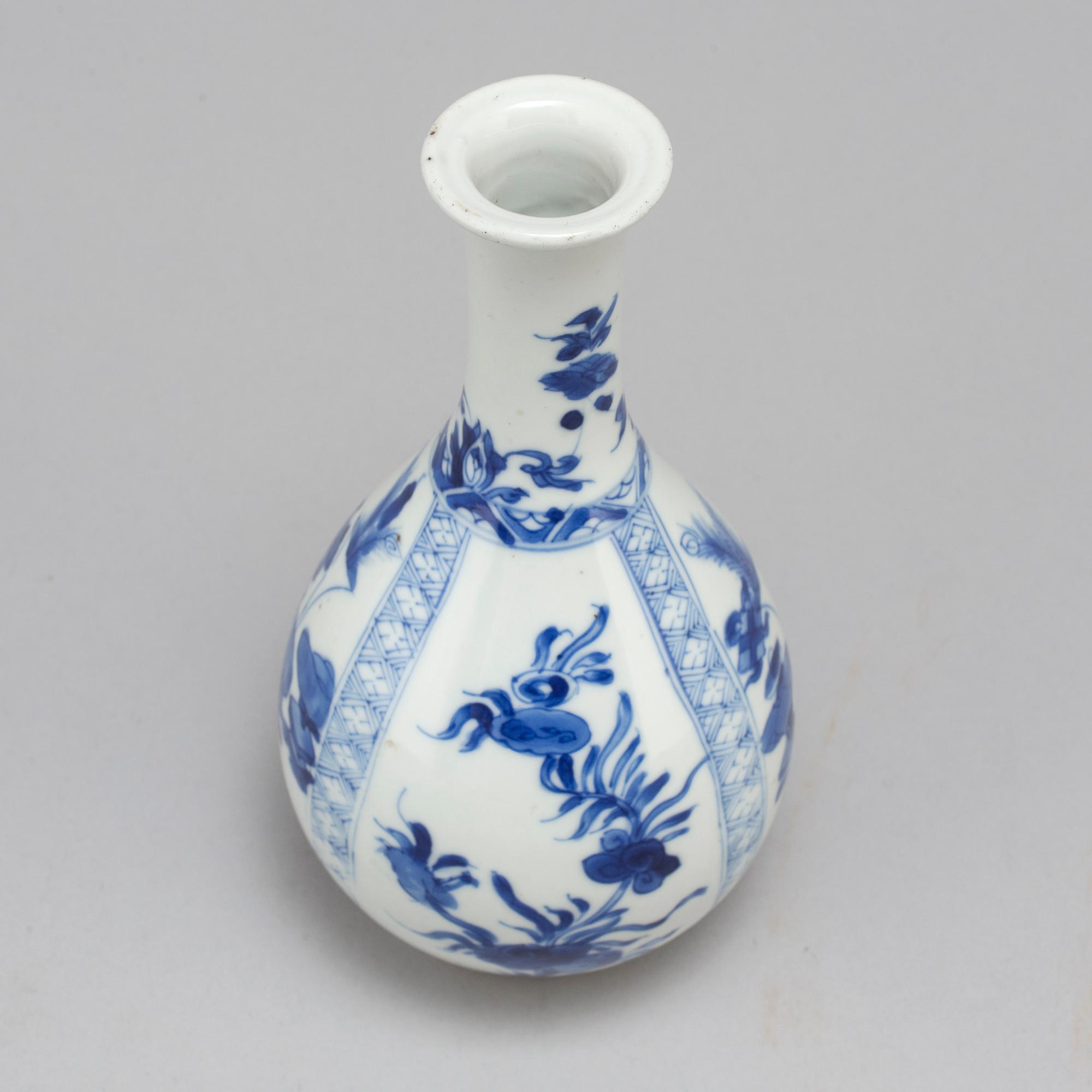 A blue and white bottle vase, Qing dynasty, Kangxi (1662-1722).