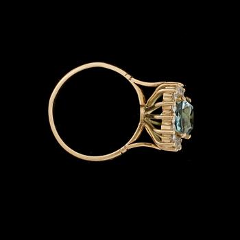 RING, 18k guld med akvamarin ca9x8x6mm och briljantslipade diamanter tot ca0,48ct. Vikt 4,9g.