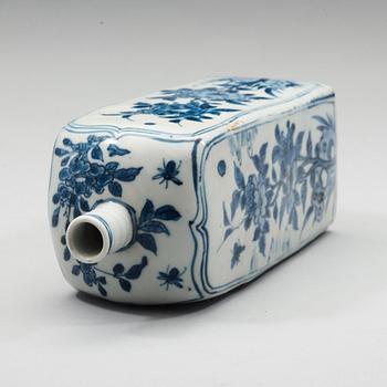 A blue and white bottle flask, Ming dynasty, Wanli (1572-1620).