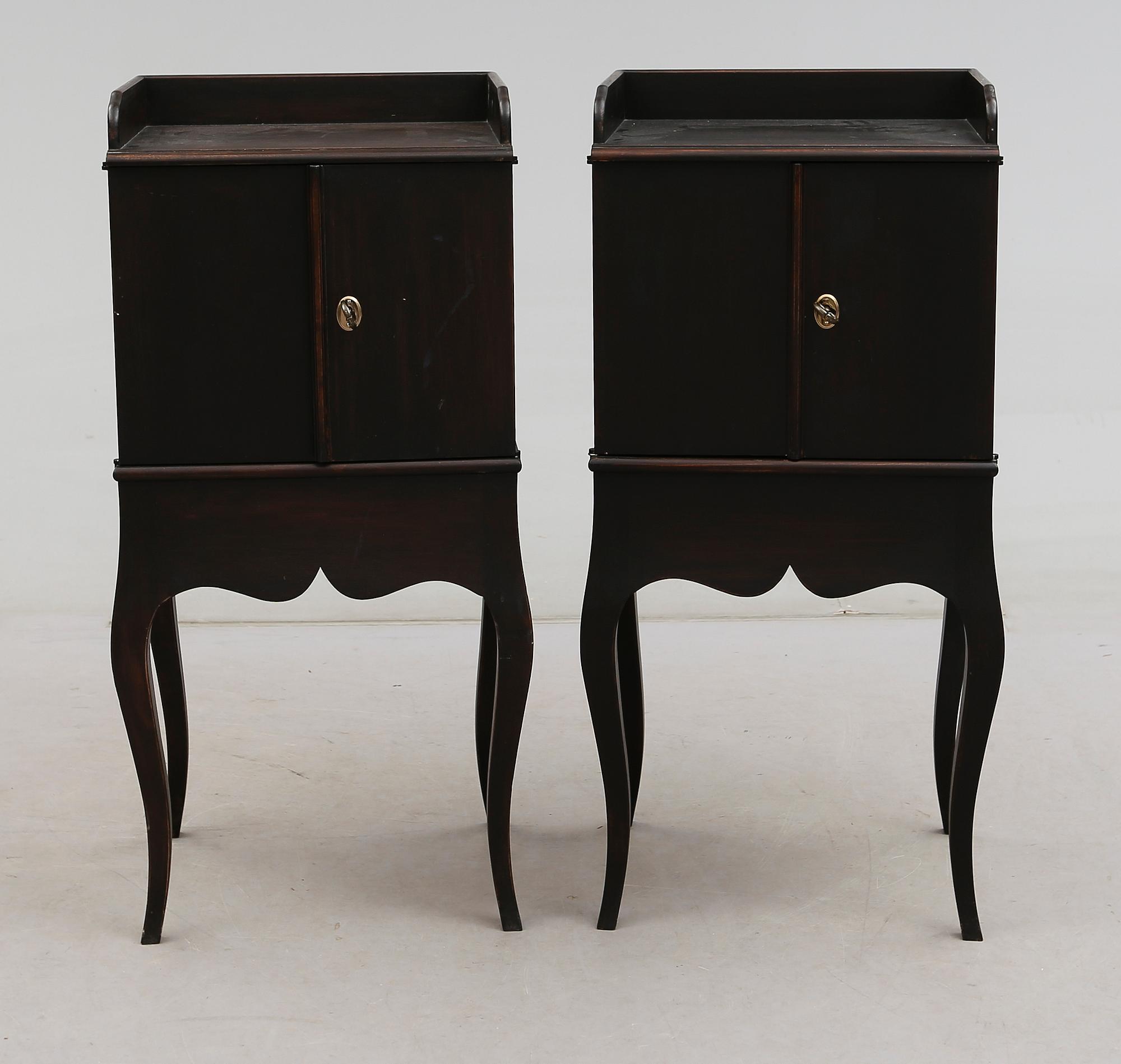 SÄNGBORD, 1 par, rokokostil, för Nationalmuseum, 1900-talets andra hälft.