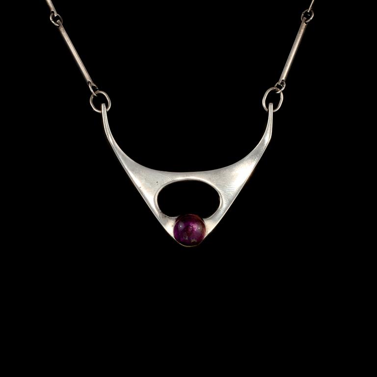 COLLIER, silver med cabochonslipad ametist, Gewe, Malmö, 1966. Vikt 23 g.