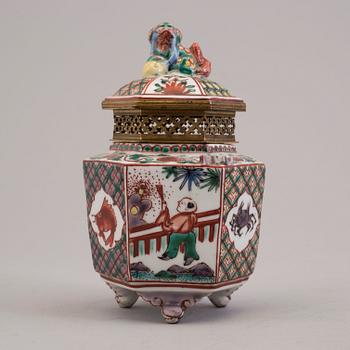 Two Japanese vases, bronze and porcelain, 20th century.