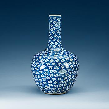 A blue and white vase, Qing dynasty, 19th Century, with Qianlongs seal mark.