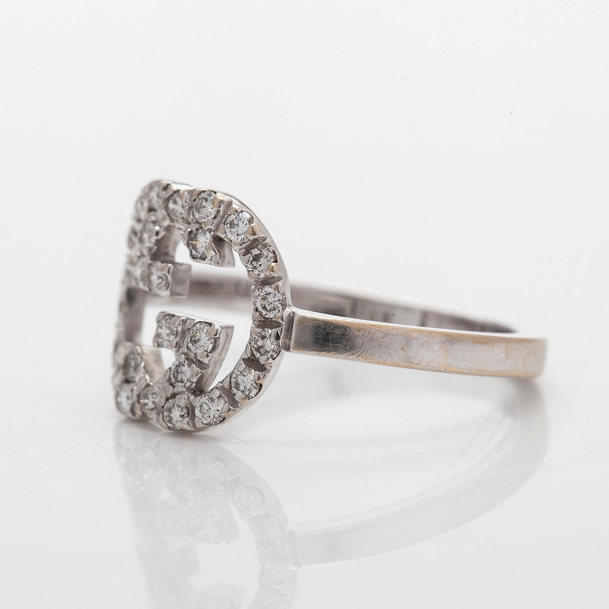 Gucci, ring, "Interlocking G", 18K vitguld och diamanter.
