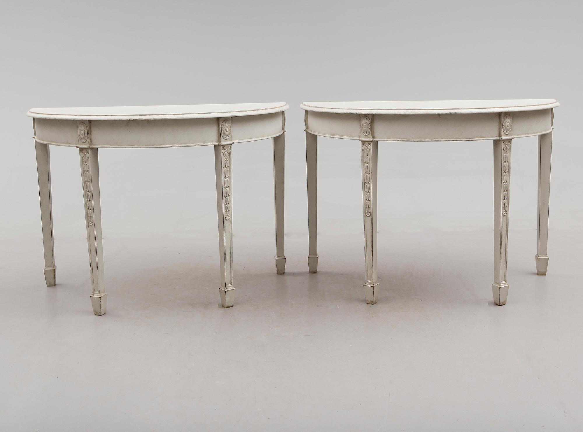 VÄGGBORD / SIDOBORD, ett par, gustaviansk stil, 1900-talets första hälft.