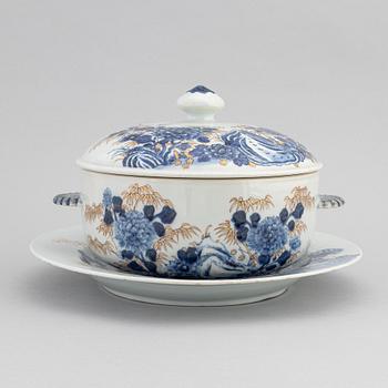 A Chinese blue and white porcelain tureen with cover and dish, Qing dynasty, Qianlong (1736-95).